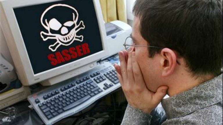 Sasser
Червей за Windows, открит през 2004 г. От него компютърът се забавяше и забиваше, като беше трудно даже да бъде рестартиран. Sasser използваше уязвимост в LSASS процеса на Windows и така на места блокира работата в обществения транспорт, в агенции, болници и летища.