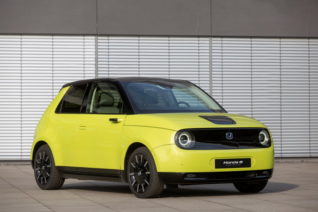 Honda eHonda e беше предвидена да си остане на ниво концепция, но интересът към електромобила накара компанията да се опита и в серийното ѝ производство. В процеса на подобрение колата се сдоби с пет врати, вместо с три, и с впечатляваща инфотейнмънт система, чийто дисплей е буквално от край до край на таблото. Honda e има 220 километра пробег с едно зареждане, но идва и с комфортно купе.
Базовата Honda e се предлага в България за 66 990 лева.
