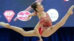 На турнира в Ташкент участват 24 гимнастички, а надпреварата завършва утре с финалите на отделните уреди.