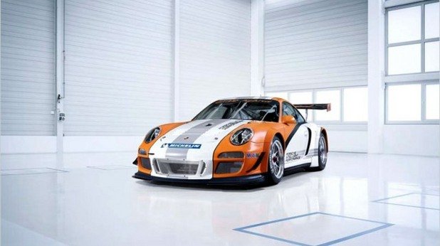 Porsche 911 GT3 R Hybrid
Тук границата между състезателните машини и серийните им събратя е умишлено размита. Обща мощност 672 конски сили, 4-литров 6-цилиндров боксер, най-доброто от хибридните технологии на Porsche и един от най-тихите пистови автомобили в света. Този автомобил не е за всеки – 2,5 секунди от място до 100 км/ч и максимална скорост 282 км/ч. Цената на автомобила също е впечатляваща: около 1 милион евро.