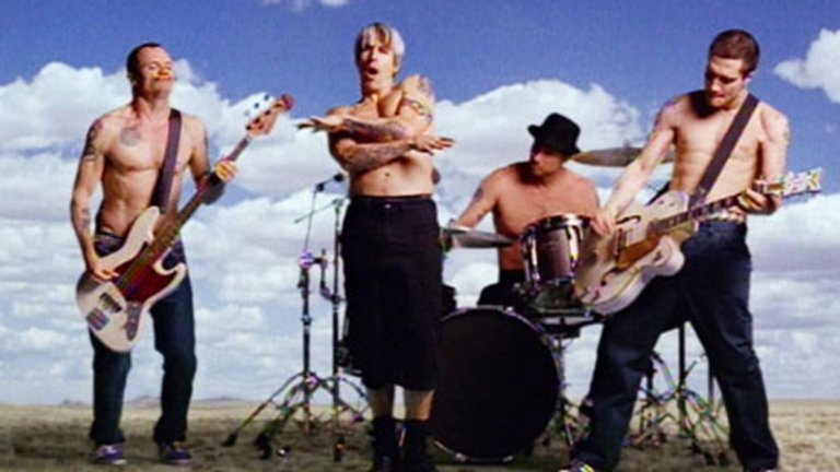 Red Hot Chilly Peppers - Californication
Red Hot Chilly Peppers са от тези групи, за които е трудно да се повярва, че са на сцената още от началото-средата на 80-те. Те звучат винаги яко и младежки, а песни като Californication са винаги актуални, приятни и слушаеми. Е, точно тази песен обаче вече е на 20 години.
