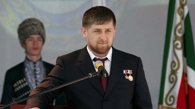 Журналисти и критици свързват Кадиров със смъртта на активистката за човешки права Наталия Естемирова през 2009 г. и убийствата на политически опоненти във Виена и в Дубай.