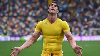 Висок 1,90 м и физически много здрав, способен да вкарва с двата крака и с глава и безмилостен от бялата точка, Душан Влахович наистина прилича на младо копие на Златан Ибрахимович и готов да поведе атаката на който и да е от грандовете на Стария континент.