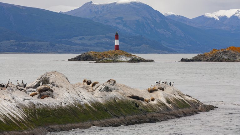 Лез Екларьор, Аржентина 
Често наричан „Фарът на края на света“, този маяк е почти там – в южния край на Аржентина, на скалист остров в канала Бийгъл край величествените планини на Огнена земя. 
Фарът е на 9 км. от Ушуая и от 1920 г. указва пътя по море към града. Понастоящем той работи, макар и да се управлява дистанционно, и е популярна туристическа атракция.
