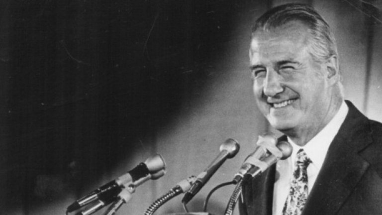 Спиро Агню (Агнев)  
 Името му звучи безумно, но човекът е съвсем истински. Той е бивш губернатор на щата Мериленд и по-важно - вицепрезидент на Ричард Никсън, наложен от самата Републиканска партия. В Белия дом политикът от гръцки произход пребивава между 1969-та и 1973-та година, когато подава оставка. И я подава, защото срещу него започва шумно разследване за измама, укриване на данъци и корупция. 
 Първоначално Агню отрича обвиненията, но след това сключва споразумение с Департамента по правосъдие по обвинението, че е пропуснал да декларира близо 30 000 долара през 1967-ма година, в замяна на оставката му като вицепрезидент. 
  Наказан е с пробация (3 години) и глоба от 10 000 долара. През 1983-та година Агню е принуден да заплати на щата Мериленд цялата сума на подкупите, които е вземал – общо 268 482 долара, тъй като присъдата му не задоволява нито политиците, нито обществеността.
  Това е втората оставка на вицепрезидент в историята на САЩ (първата е по здравословни причини), но събитията се развиват по време на скандала „Уотъргейт“, заради който самият Никсън напуска поста – случай без аналог за Белия дом.
 Така Ангю пропуска възможността да стане президент – по това време заместник на Никсън вече е Джералд Форд, който след това печели президентските избори. В своите мемоари противоречивият Ангю твърди, че делото срещу него е скалъпено именно от Никсън, за да отклони вниманието от „Уотъргейт“, а хора от екипа на държавния глава са го заплашвали с убийство, ако доброволно не се оттегли.