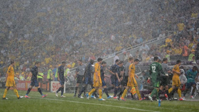 Срещата Украйна - Франция (0:2) в началото бе прекъсната заради силен дъжд