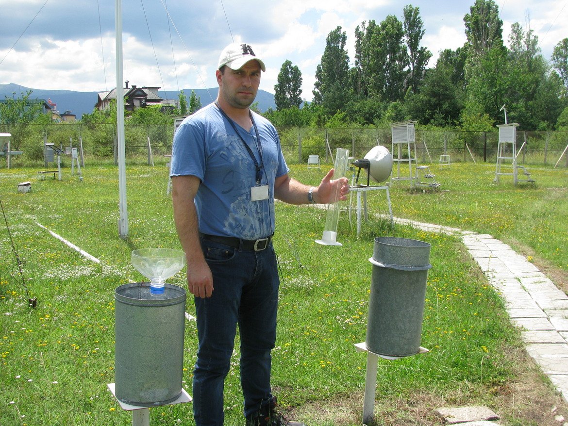 Орлин Георгиев показва дъждомер на Вилд в метеорологичния парк към измервателната станция в София