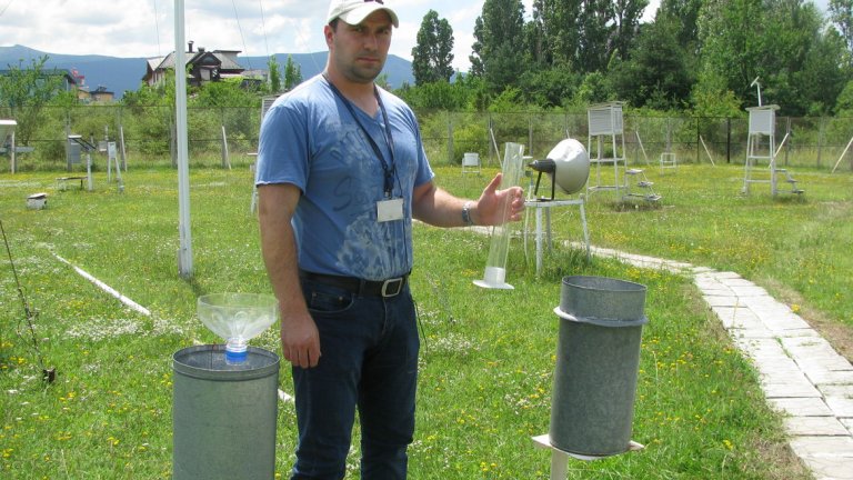 Орлин Георгиев показва дъждомер на Вилд в метеорологичния парк към измервателната станция в София
