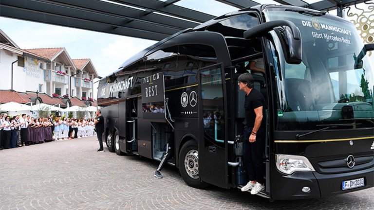 Концернът предоставяше на германския национален отбор автобуси от марките Travego и Tourismo. 