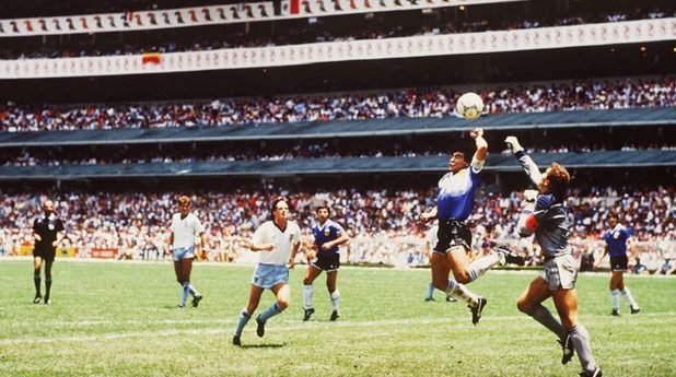 Божията ръка.
За този гол е казано всичко. Диего Марадона промени завинаги футбола на четвъртфинала на световното през 1986-а. Англия никога няма да му прости, Аржентина никога няма да спре да го обожава, а светът никога няма да забрави този миг.