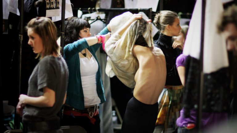 "Много хора не приемат хранителните разстройства като реални болести," казва Кари Арнълд, 34-годишен журналистка и писателка, преживяла анорексия. "Те ги приемат като личен избор. И мисленето, че хранителните разстройства се причиняват от образите на слаби модели, реално убеждава мнозина, че това се дължи единствено на суета."