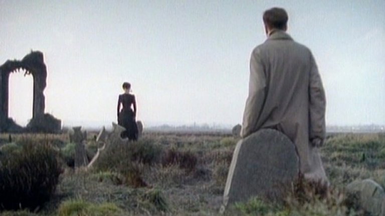 The Woman In Black (1989) 
И тук има опасност да предпочетете римейка от 2012 г. с Даниел Радклиф, но нищо не може да се мери с оригинала за адвокат, озовал се в изолирано имение и сблъскал се с необикновено отмъстителната и злобна жена в черно.
Потенциалът на филма да ви уплаши никак не е за подценяване, а като допълнение съществува зловещото съвпадение: актьорът в главната роля през 1989 г. е самият Ейдриън Роулинс, по-късно изиграл бащата на Даниел Радклиф в „Хари Потър” поредицата.