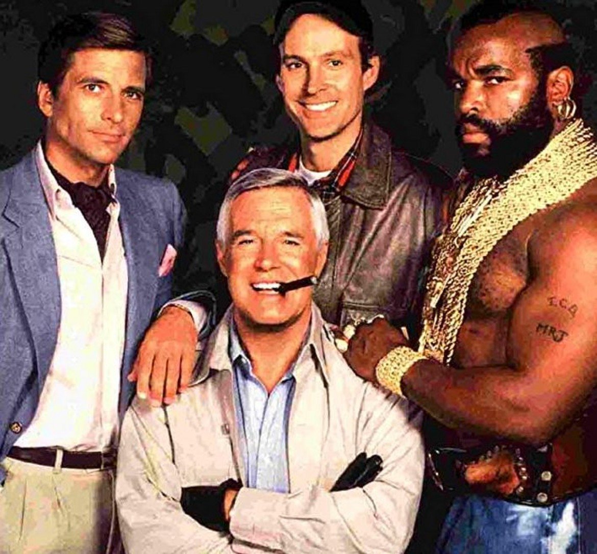 The A-Team

Четирима бивши членове на специален отряд към американската армия са осъдени от военен съд за престъпление, което "не са извършили". Те бягат от затвора и започват да работят като наемници, опитвайки се да изчистят името си. Напълно достатъчна основа за осемдесетарски екшън сериал, който в първите години след дебюта си (от 1982-а нататък) става много популярен, но с времето рейтингите падат и в крайна сметка на приключенията на героите е сложен край.