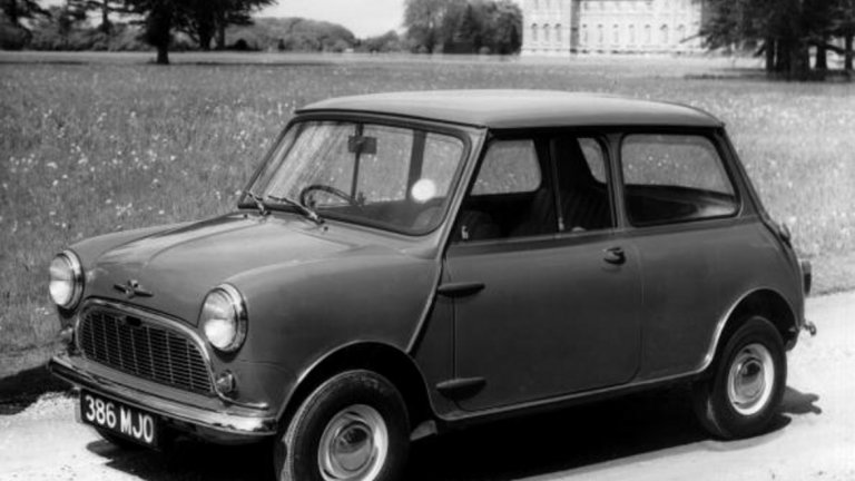 Mini, 1959
Дизайнер: Алек Исигонис


Странно или не, моделът на Mini от 1959-а година е автомобилът, оказал най-голямо влияние върху дизайнерите. Да, модел T на Форд е първият и най-популярен автомобил, но никой не се е опитвал да го копира. А от края на 50-те насам всяка малка кола е своеобразна интерпретация на Мini. 

Творението на Алек Исигонис е безкомпромисно по отношение на иновативността си. То спестява пространство, двигателят му е монтиран напречно, скоростната кутия е скрита в калника. Диаметърът на гумите е само 10 цола, окачването е от гума, а интериорът е радикално опростен. Демократичен и модерен, Mini предсказва вълната на социалните и културни революции от следващото десетилетие и се превръща в първата малка кола за безкласовото общество.