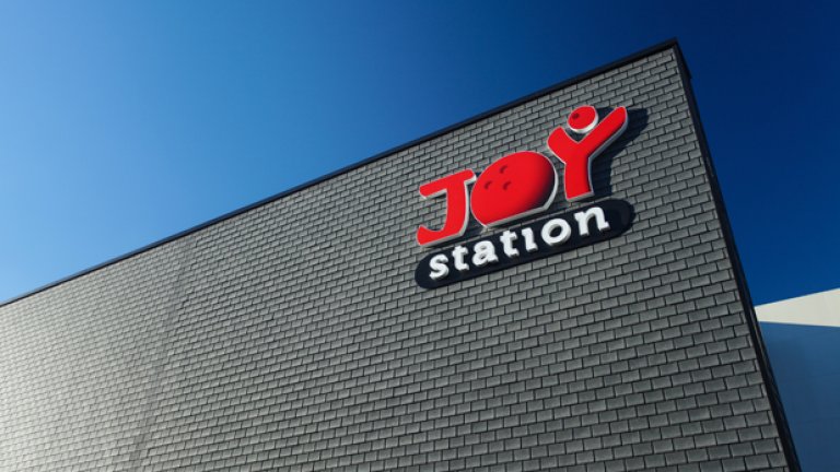 Внушителният двуетажен комплекс се издига в началото на „Студентски град”, на улица „Стефан Младенов” 3