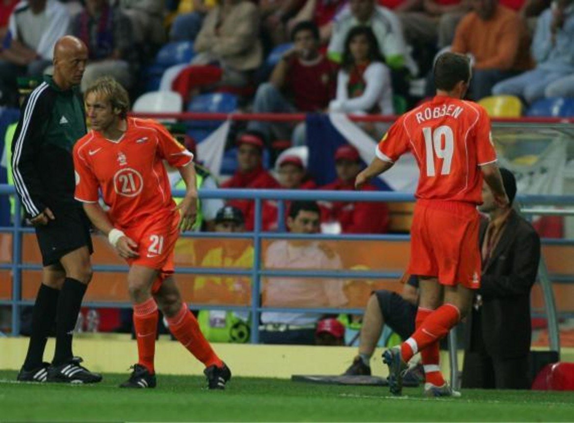 Ариен Робен
На Евро 2004 Робен даде две брилянтни асистенции и Холандия водеше с 2:1 на Чехия, когато 20-годишният тогава футболист бе сменен. В крайна сметка "лалетата" загубиха с 2:3, а светът оцени какво значи да имаш Робен на терена. 