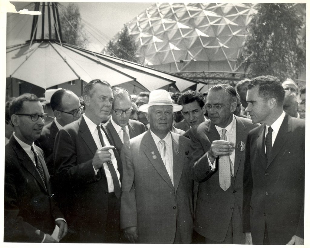 1280px-Nixon_and_Krushchev_(46792026815)