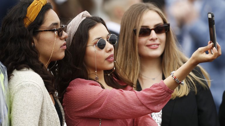 Груповите снимки може би ще станат възможни и без да сте твърде близо един до друг