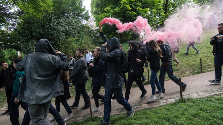 Протестиращите извън сградата на театъра.