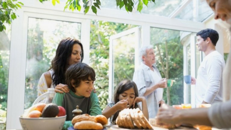 Дори за семействата от средната и по-богатата класа, родителството вече не е това, което беше. То отнема повече пари, повече време, повече организация, повече ангажименти, повече надзор, повече от всичко.
Няма нищо ново в идеята за всеотдайните родители, които посвещават времето и ресурсите си, за да осигурят безпроблемния живот на децата си. Докъде обаче може да стигне обсесията за оптимизиране на отношенията с децата?