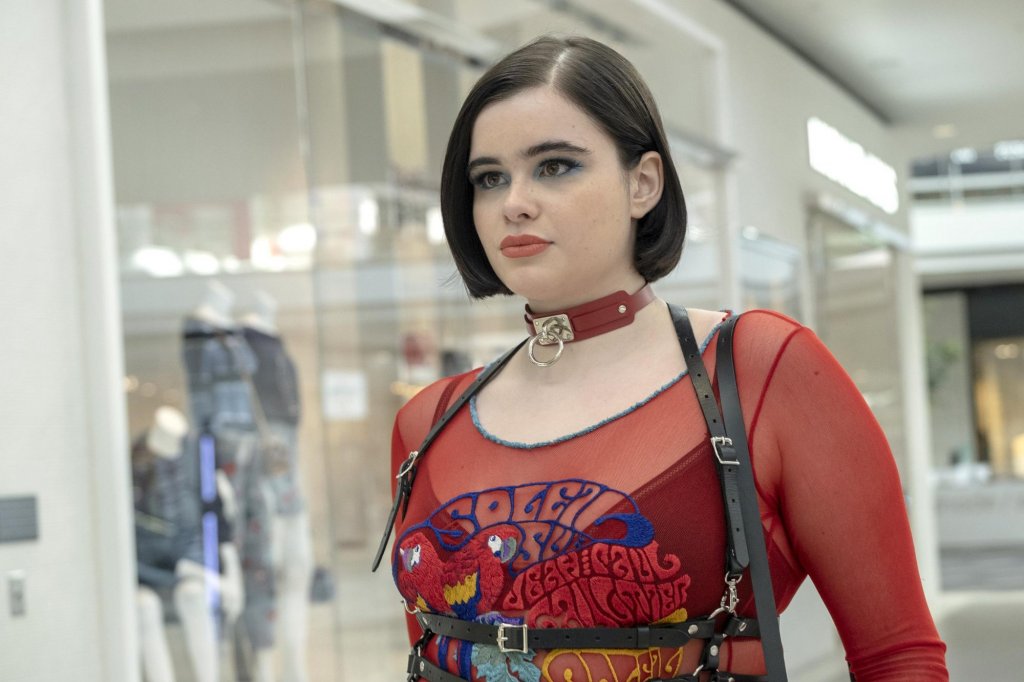 Ефектът “Еуфория”
Сериалът “Еуфория” освен огромна порция от тийнейджърски драми, донесе и ново течение в грима, което се подхвана от Instagram и се прехвърли към модните ревюта.
При тази тенденция няма никаква скромност и пестене от продукти. Използва се черна драматична очна линия, устните се подчертават с молив, червило и гланц, нанася се много хайлайтър и бронзант. А ако наистина искате да влезете в духа на поредицата, поставете цветни камъни върху веждите си.