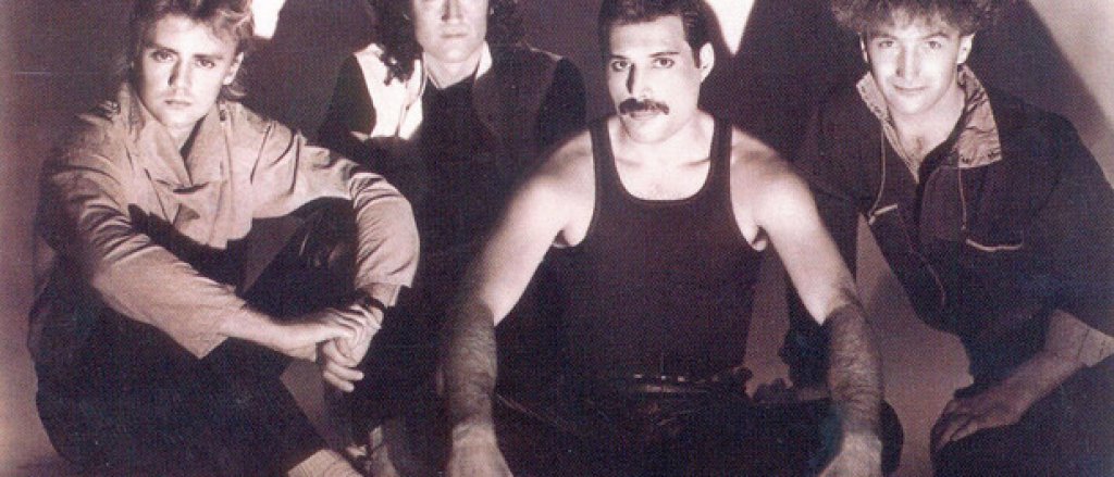 Queen - The Works (1984)
С Hot Space те отблъснаха доста от феновете си, защото се пробваха в твърде различен стил - нещо между диско, поп и денс. В The Works обаче великата банда се върна в топ форма към това, което прави най-добре. Албумът съдържа някои от най-хитовите им песни като Radio Ga Ga и I Want To Break Free, адреналинов рокендрол като Hammer To Fall и неустоими пиано балади като It's A Hard Life. Със само девет песни The Works е връхна точка от творчеството на късните Queen.
