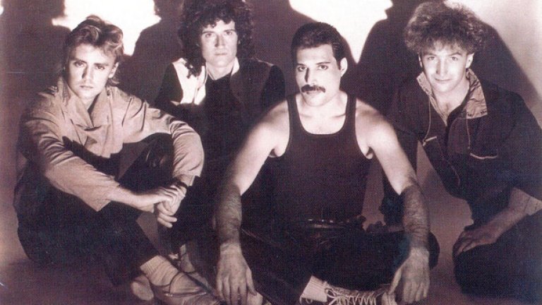 Queen - The Works (1984)
С Hot Space те отблъснаха доста от феновете си, защото се пробваха в твърде различен стил - нещо между диско, поп и денс. В The Works обаче великата банда се върна в топ форма към това, което прави най-добре. Албумът съдържа някои от най-хитовите им песни като Radio Ga Ga и I Want To Break Free, адреналинов рокендрол като Hammer To Fall и неустоими пиано балади като It's A Hard Life. Със само девет песни The Works е връхна точка от творчеството на късните Queen.