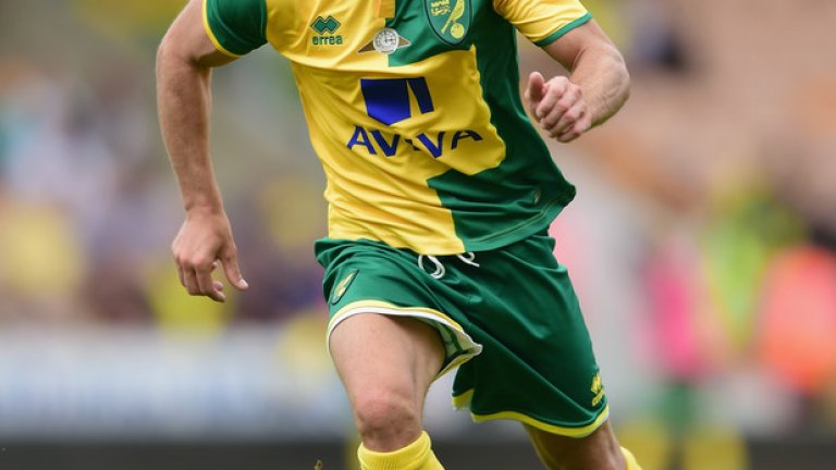 20. Норич.
Жалко, защото отборът е симпатичен, а цветовете - традиционни за клуба и редки за флората и фауната на английския футбол. Екипът на Errea обаче би бил далеч по-сполучлив, ако спонсорското парче за лого не отнемаше толкова голяма площ от зеленото на гърдите на играчите.