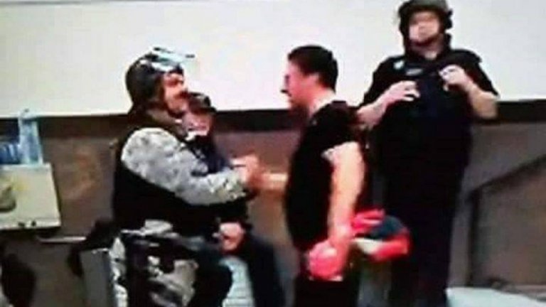 Кадри на телевизионните екипи в сградата на парламента заснеха момент, в който полицай се поздравява с един от нахлулите в Народното събрание протестиращи