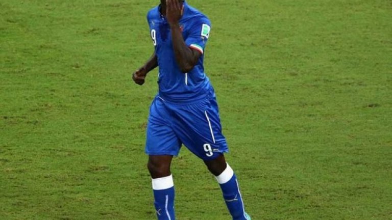 2.	Различните цветове на футболните обувки са новата мода
Една розова, една синя. Напомня на разноцветните ножици, които децата-левичари в училище трябваше да ползват, за да не се объркват. В този ред на мисли, може би футболистите ги ползват, за да запомнят кой крак кой е.