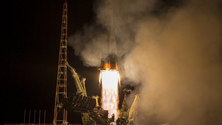 Към настоящия момент около земното пространство са се натрупали повече от 3,5 млн. отломки. По данни на Съвета за национална безопасност на Америка на орбита от 200 до 5500 км са се натрупали повече от 12 000 тона боклук.
Около 43% от замърсителите представляват отломки от спътници, 21% са космически апарати, прекратили своята дейност, 16% - отделни елементи от апарати на ракети и само 5% са работещи космически апарати.
Тези отломки съвсем не са безопасни. С тяхното увеличаване нараства и притеснението, че могат да увредят сателитите и да спрат комуникацията по цялата земя