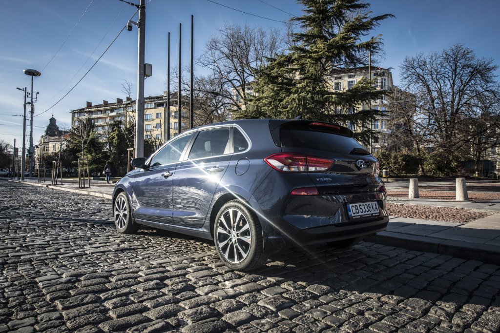 На борда на Hyundai i30 има пълен пакет от интегрирани системи за свързаност, навигация, информация и развлечение чрез „плаващия“ 8-инчов сензорен екран