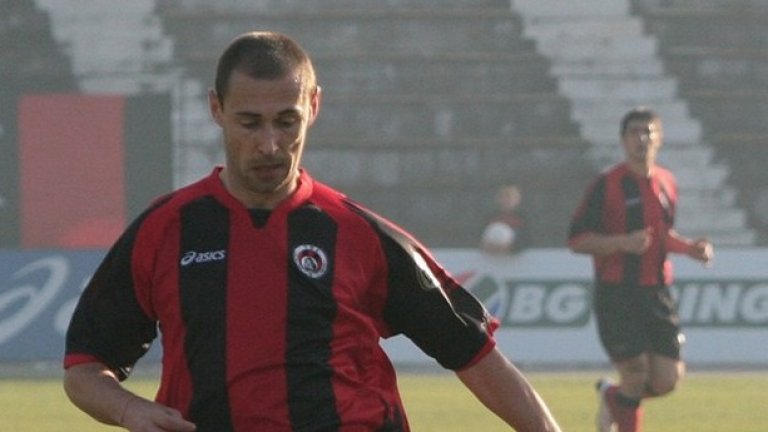 Дарко Савич 
На 36 г. защитникът се завърна в Локо (Сф), където играеше между 2004 и 2011 г. „Железничарите” споделиха съдбата на ЦСКА и бяха прокудени във „В” група, а предстоящите столични дербита между двата тима ще добият колорит именно с играчи като Савич.