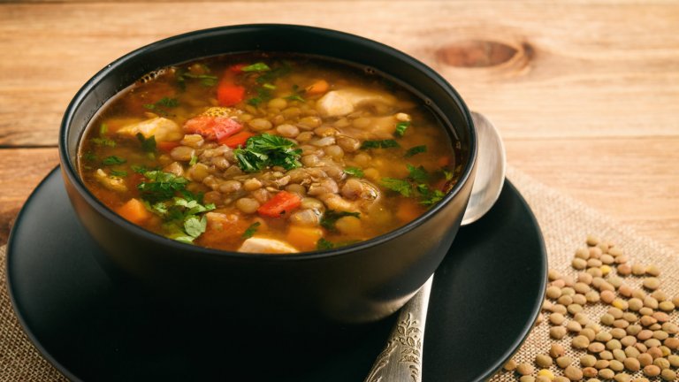 Леща чорбаНяма да отделим твърде много време на лещата чорба, колкото и да е вкусна. Тя пристига при нас по същия начин, по който и бобът, с разликата, че при нейното приготвяне не се изкисва и доста хора я намират за по-вкусна с чесън, вместо с лук.