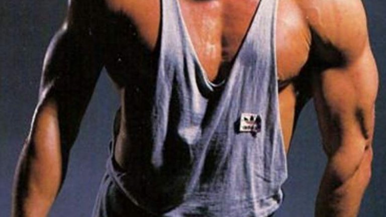 Maximum Potential
Maximum Potential е иконичен тренировъчен филм, създаден за видео пазара в края на 80-те години на миналия век. Произведението представя комплексната програма на Долф Лундгрен за качествена физика и кондиция. Точно по това време шведът се носи на крилете на славата от дебюта си „Роки 4“ и легендарната роля на Иван Драго. В тренировъчното видео Maximum Potential Лундгрен дава ценни съвети за вдигане на тежести, скачане на въже, йога, бокс, източни бойни изкуства и още инструменти за постигане на анатомичното превъзходство на скандинавско божество. Бонус е механизма на Долф за менажиране на стреса.
Интересен детйл е, че този филм е първата холивудска продукция, по която работи младия Куентин Тарантино. Той е бил един от асистентите на режисьора Джон Лангли. Но когато отишъл на снимачната площадка за пръв път разбрал каква е задачата му – да изчисти кучешките изпражнения от ливадата на къщата, в която е трябвало да се снима видеото. Години по-късно умни дистрибутори разпространяват касетата с надпис „Куентин Тарантино представя“.