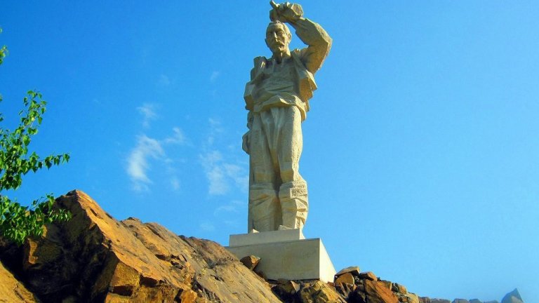 Дядо Йоцо е литературният герой, създаден от патриарха на българската литература Иван Вазов. Паметник на "виждащия" слепец е издигнат в село Очин дол, община Мездра, през 2005 г.