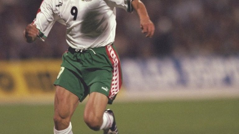 Любо Пенев на терена през 1997 г. с екипа на България.