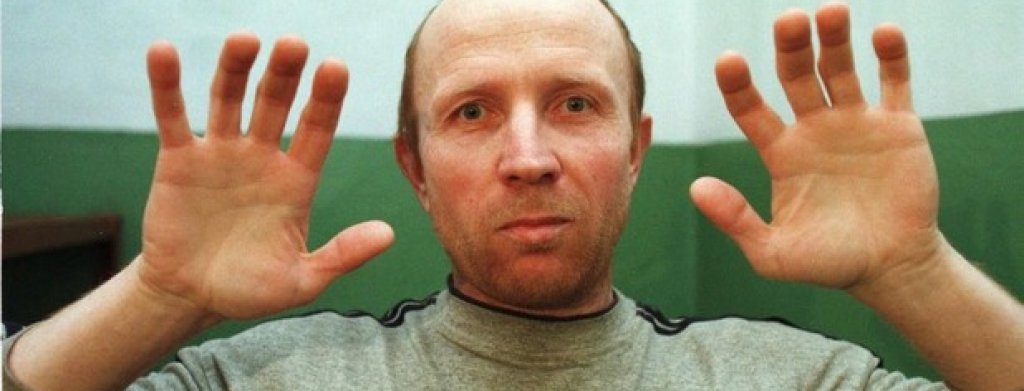 10. Анатоли Оноприенко
Един от "най-невинните" сред серийните убийци е "Чудовището от Украйна". Анатоли Оноприенко, арестуван през 1996-та, признава за убийството на 52-ма души. При ареста му полицията намира над 100 предмета на престъпления, включително различни оръжия, които Оноприенко е използвал в своята "дейност".
Израснал с трудно детство като сирак в поправителни домове, в него се поражда желание да си отмъсти за несгодите в живота. Анатоли започва извратената си "кариера" с убийството на две семейства. При първия случай, той нахлува в дом в малкото градче Братковичи, където живее четиричленно семейство и разстрелва всичките. В същото градче влиза с взлом в семейна къща и избива петчленна фамилия.
След години на скитничество в Западна Европа, след 1989-та се връща в Украйна и продължава с престъпленията. За няколко месеца през 95-та и 96-та година избива 43-ма души при нахлувания с взлом.
Сред постиженията му е убийството на пет души, докато спят в колата си. По време на самопризнанията си заявява, че просто искал да задигне колата, затова нямал избор освен да убие хората. След убийствата обикновено изгаря телата.
При едно от нахлуванията с взлом, Анатоли смачква главите на майка и дъщеря с чук. Сред „геройствата" е и убийството на две момиченца на 7 и на 8 години с брадва.
Арестуван е през 1996-та, когато е на 37 години.
По време на процеса, започнал през 1998-ма, той заявява, че не изпитва угризения. Признат е за виновен, но за негово щастие, Украйна наскоро е премахнала смъртното наказание и той е осъден на доживотен затвор без право на помилване. Умира в затвора през 2013-та.