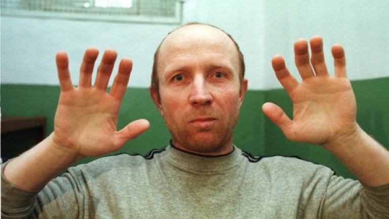10. Анатоли Оноприенко
Един от "най-невинните" сред серийните убийци е "Чудовището от Украйна". Анатоли Оноприенко, арестуван през 1996-та, признава за убийството на 52-ма души. При ареста му полицията намира над 100 предмета на престъпления, включително различни оръжия, които Оноприенко е използвал в своята "дейност".
Израснал с трудно детство като сирак в поправителни домове, в него се поражда желание да си отмъсти за несгодите в живота. Анатоли започва извратената си "кариера" с убийството на две семейства. При първия случай, той нахлува в дом в малкото градче Братковичи, където живее четиричленно семейство и разстрелва всичките. В същото градче влиза с взлом в семейна къща и избива петчленна фамилия.
След години на скитничество в Западна Европа, след 1989-та се връща в Украйна и продължава с престъпленията. За няколко месеца през 95-та и 96-та година избива 43-ма души при нахлувания с взлом.
Сред постиженията му е убийството на пет души, докато спят в колата си. По време на самопризнанията си заявява, че просто искал да задигне колата, затова нямал избор освен да убие хората. След убийствата обикновено изгаря телата.
При едно от нахлуванията с взлом, Анатоли смачква главите на майка и дъщеря с чук. Сред „геройствата" е и убийството на две момиченца на 7 и на 8 години с брадва.
Арестуван е през 1996-та, когато е на 37 години.
По време на процеса, започнал през 1998-ма, той заявява, че не изпитва угризения. Признат е за виновен, но за негово щастие, Украйна наскоро е премахнала смъртното наказание и той е осъден на доживотен затвор без право на помилване. Умира в затвора през 2013-та.