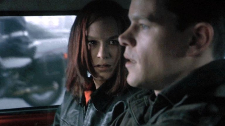 Гонката с полицията в Париж - "Самоличността на Борн"  (The Bourne Identity, 2002)
Прекрасна есенна сцена на преследване с обикновени градски коли из романтичния, леко дъждовен Париж. Сцената показва на какво е способно едно Мини - включително на величествено слизане по стълби. Този екшън представлява велико намигане към оригиналния филм "Италианска афера" от 1969 година. Всичко изглежда толкова автентично, а пешеходците толкова уплашени, че имате чувството, че нещата се случват наистина...