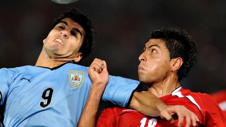 6. Суарес не обича да бъде притесняван от съперниците и често им отправя послания. Може би така беше и срещу Валенсия. Защитникът на Чили Гонзало Джара обаче дълго ще помни удара, който му нанесе Суарес в квалификацията през март 2013-а.