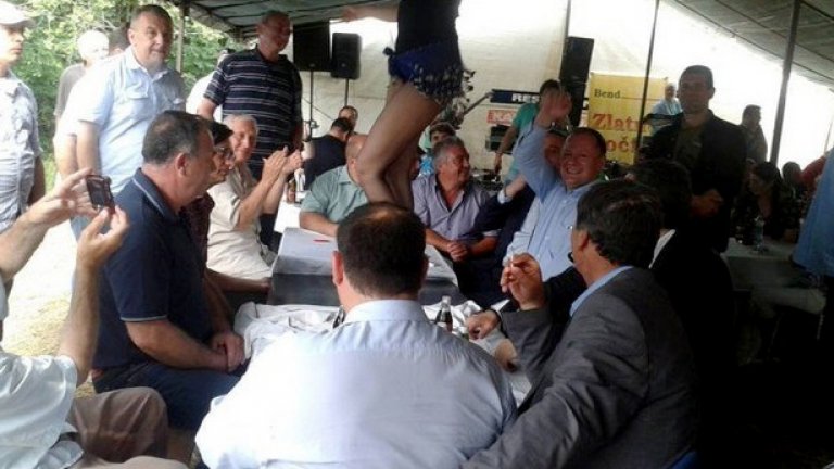 Както не можем да откъснем очи от чудовищното (историята познава излагането на показ на чудовища по панаирите), така и се захласваме по сензационното. Защото то е едновременно фалшиво и истинско. Истинско е, защото принадлежи на реално лице, факт или събитие. И е фалшиво, защото е гримирано и уголемено като в евтино забавно шоу. Нещо като полуистина.