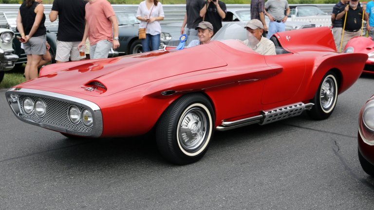 Plymouth XNRСъздаден през 1960 г., Plymouth XNR е спортен двуместен автомобил с учудващо футуристичен вид. Сглобен е в Италия с помощта на Chrysler и след обиколка по световни шоута е продаден на швейцарски бизнесмен. Оттам попада в иранския шейх и следите му се губят. Изведнъж през 2010 г. ливански колекционер го открива в покрайнините на Бейрут и успява да го реставрира.