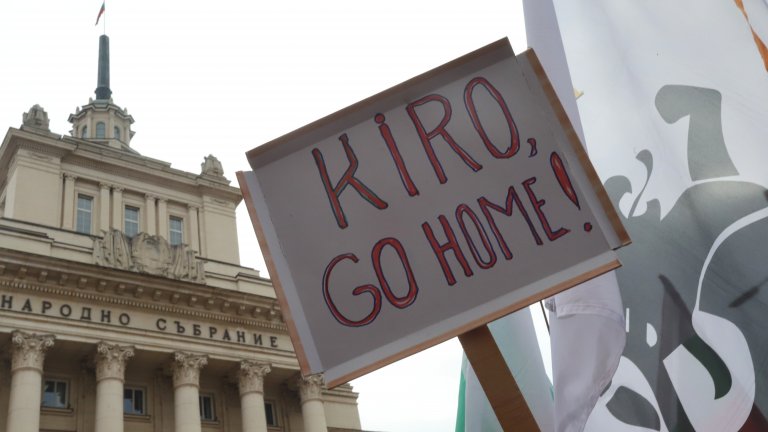 "Възраждане" на протест срещу мерките, Петков излезе да говори с тях (Снимки)