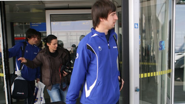 Един от основните играчи на Левски - Дарко Тасевски се върна с контузия от Македония