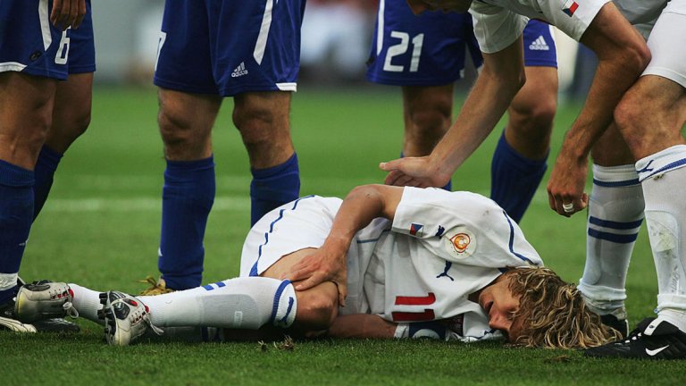За първи път се отказа от националния отбор след като се контузи при отпадането на Чехия от Гърция на полуфиналите на Евро 2004. Все пак се завръна година по-късно, за да помогне на тим да се класира за групите на Мондиал 2006, където Чехия обаче отпадна още в груповата фаза.