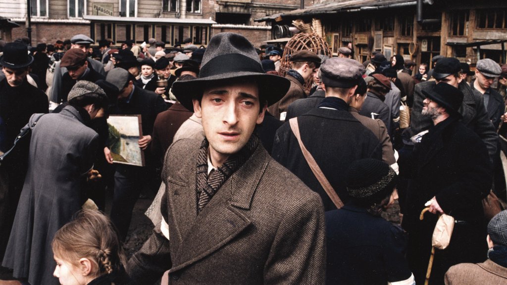 \"Пианистът\" (The Pianist, 2002)
Замисляли ли сте се някога за всички онези таланти, чийто гений не е оцелял? Познаваме Ане Франк единствено благодарение на една дама, която решава да запази дневника й (по-точно да го укрива) в продължение на години