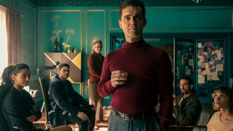 Новият екип от хитроумни крадци, които Берлин събира за обира си.