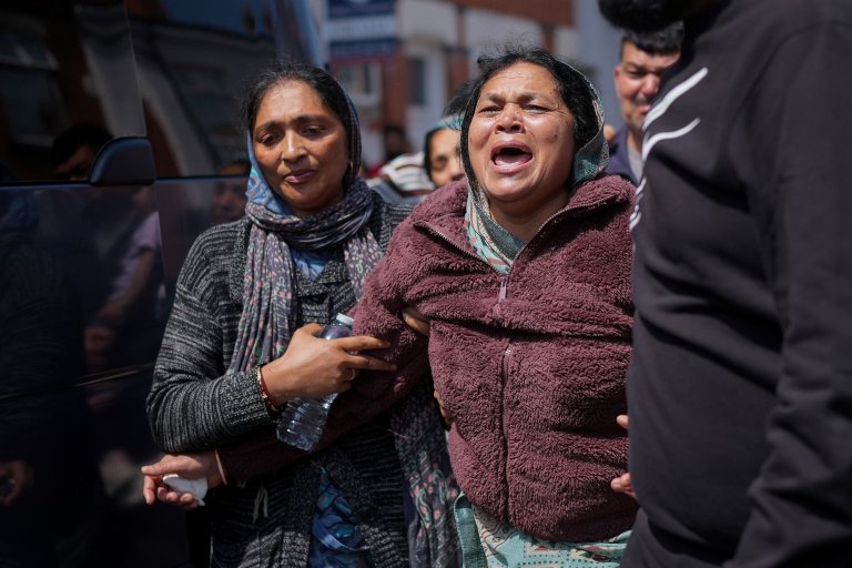 Майката на Вишваш и Аджай също още не може да преживее загубата на синя си.