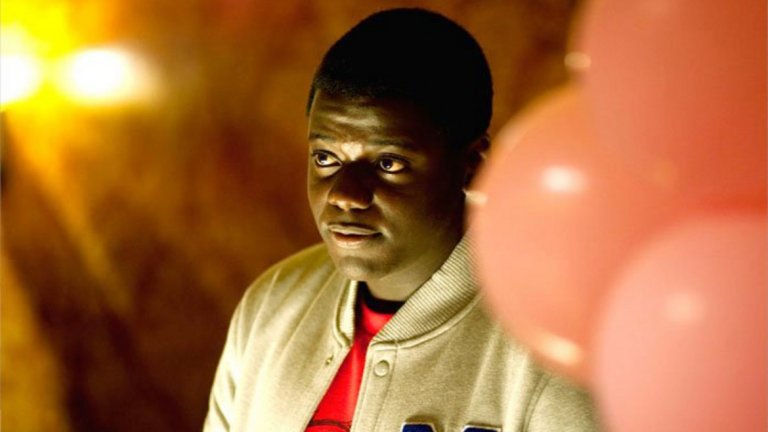 Даниел Калууя, Chatroom (2010 г.)
"Бягай" е само поредната стъпка напред за Даниел Калууя в неговата кариера. Английският актьор досега се е появявал в първия сезон на хитовия сериал Black Mirror, в Kick-Ass 2 и в Sicario. Преди този път на славата обаче, той играе и в някои не особено добри заглавия. Може да сте го мяркали в Johnny English Reborn с Роуън Адкинсън, който беше меко казано провал. Но филмът, който ще накара дори и Джони Инглиш да прилича на велико кино, е Chatroom. Оценката му в Rotten Tomatoes говори сама за себе си - 9%. Във филма Калууя играе Мо - млад мъж, който страда от опасенията, че може да е педофил, тъй като си пада по малката сестра на съквартиранта си.